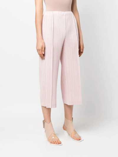 Shop Issey Miyake Plissé-detail Cropped Trousers In Rosa