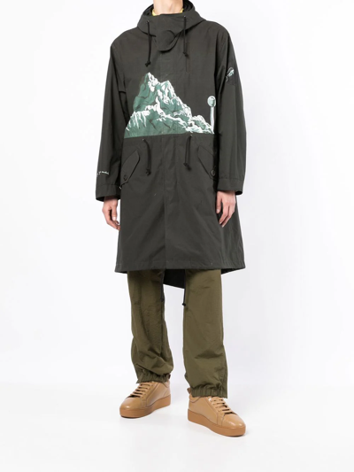 Shop Undercover Graphic-print Cotton Parka In Grün