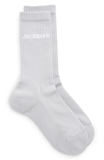 Shop Jacquemus Les Chaussettes Logo Jacquard Cotton Blend Crew Socks In Grey