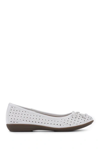 Cliffs By White Mountain C31479w Womens Bow Manmade Flat Shoes In White/burnished/smooth