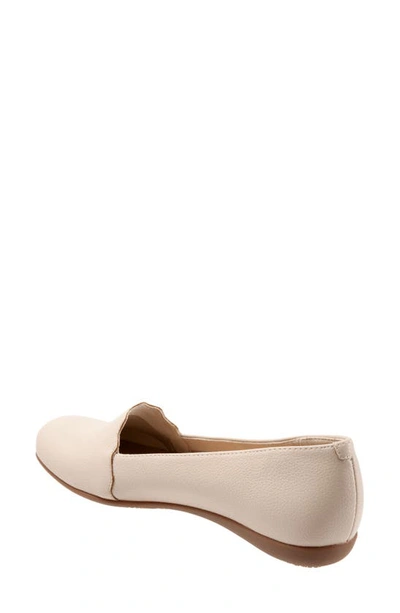 Trotters Sage Flat In Bone