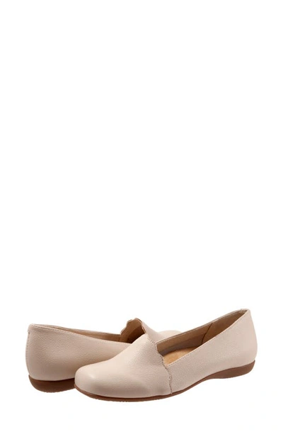 Trotters Sage Flat In Bone