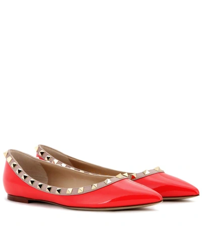 Valentino Garavani Rockstud Patent Leather Ballerinas In Deep Oraege