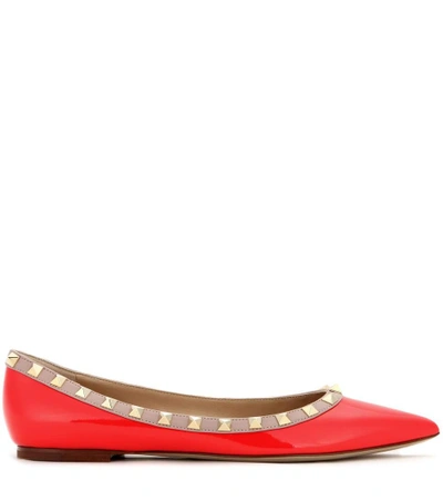 Shop Valentino Rockstud Patent Leather Ballerinas In Deep Oraege