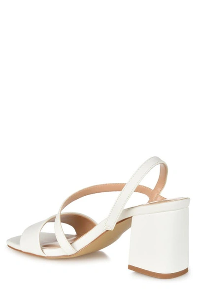Journee Lirryc Pump In White