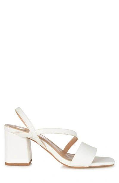Journee Lirryc Pump In White