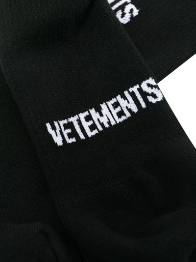 Shop Vetements Intarsia-knit Slogan Socks In 黑色