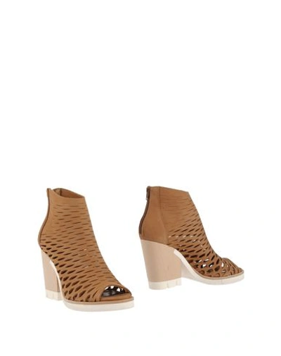 Strategia Ankle Boots In Camel