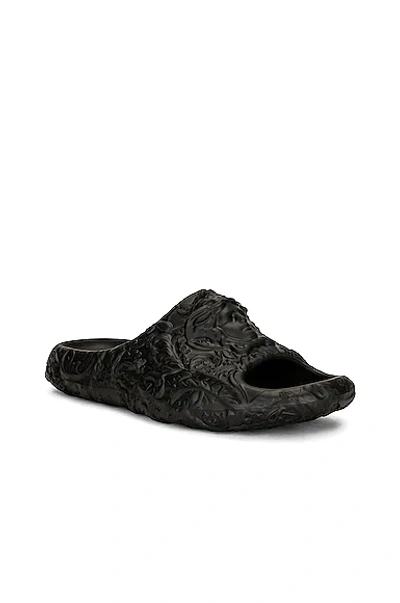 Shop Versace Gomma Disegno Barocco Slide In Nero