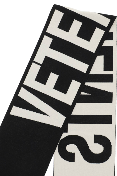 Shop Vetements Double Logo Scarf In Black,white