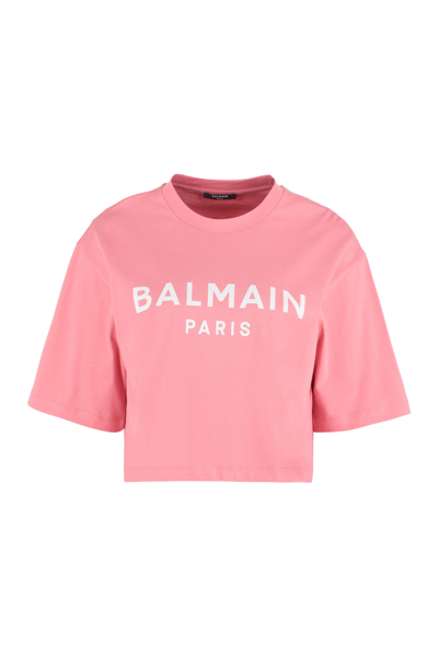 Shop Balmain Logo Detail Cropped T-shirt In Rosa/bianco