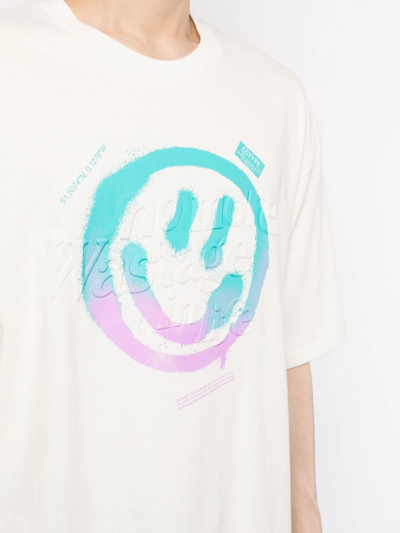 Shop Izzue Graphic-print Short-sleeved T-shirt In Weiss