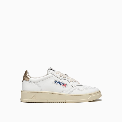 Shop Autry Medalist Low Sneakers Aulw Ll06 In Wht/gold