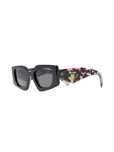 Prada Leopard Print Tinted Sunglasses In Schwarz