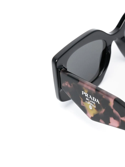 Prada Leopard Print Tinted Sunglasses In Schwarz