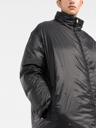 Valentino Reversible Rockstud Puffer Jacket In Schwarz