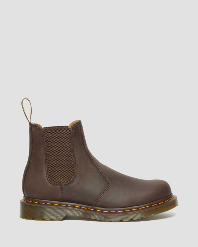 Shop Dr. Martens' Leder 2976 Crazy Horse Chelsea Stiefel Mit Gelben Nähten In Braun