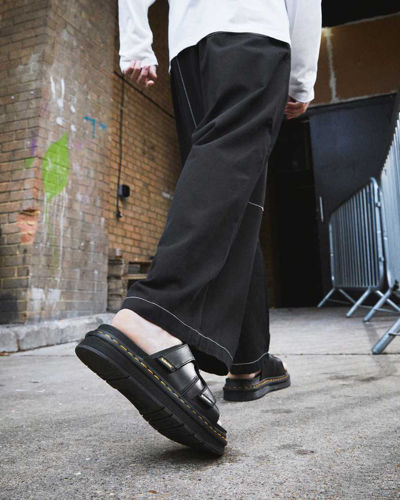 Shop Dr. Martens' Herren Daxton Leder Slip-on Sandalen In Black