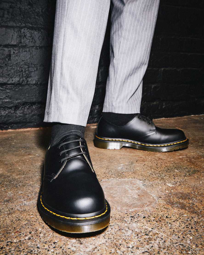 Shop Dr. Martens' 1461 Glatte Schuhe In Black