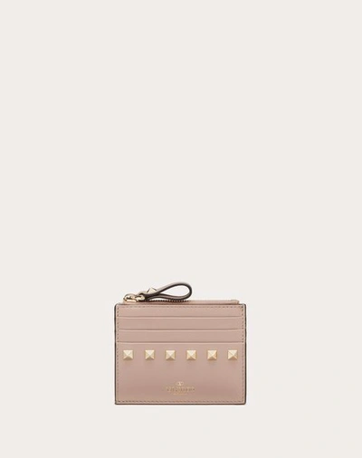 Valentino Garavani Rockstud Calfskin Cardholder With Zip Woman Poudre Uni In Poudre