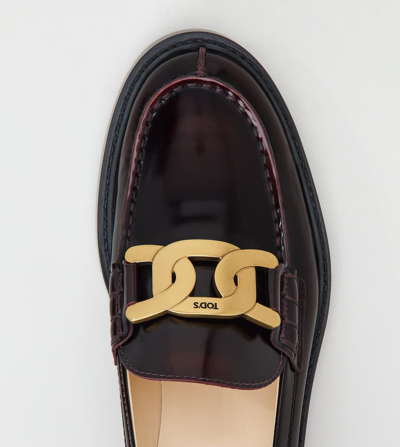 Shop Tod's Women Loafers In Leather Gomma Basso 59c Catena Mocassins In Burgundy