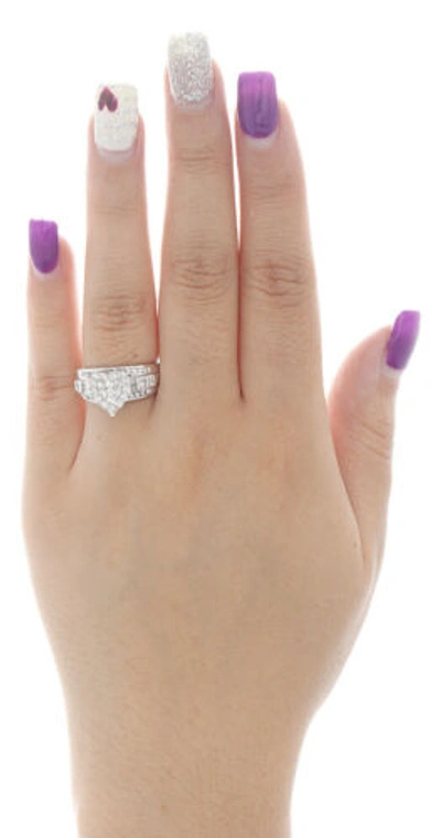 Pre-owned Jfl Diamonds & Timepieces 10k White Gold Round & Baguette Diamond Heart Cluster Engagement Ring 1 Ct.