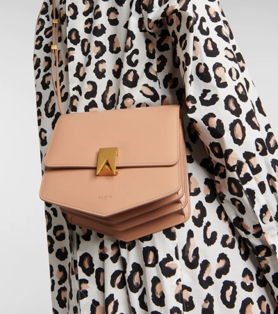 Alaïa Le Papa Large Leather Crossbody Bag In Rose Ancien