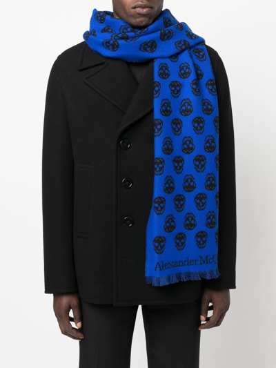 Shop Alexander Mcqueen Skull-print Frayed-edge Scarf In Blue