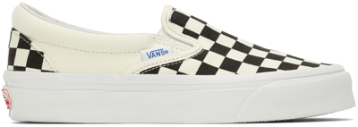 Shop Vans Off-white Og Classic Slip-on Sneakers In (canvas) Checkerboar