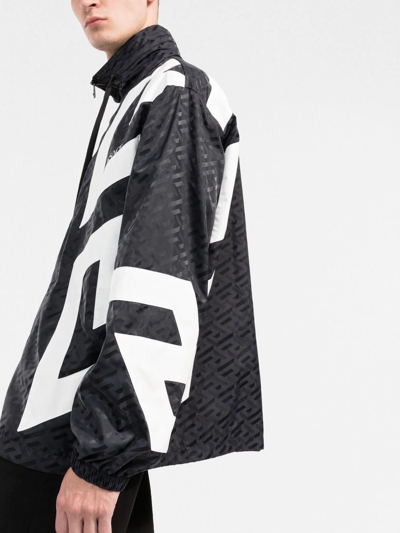 Versace La Greca Print Windbreaker In Schwarz