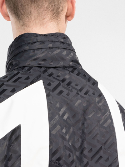 Versace La Greca Print Windbreaker In Schwarz