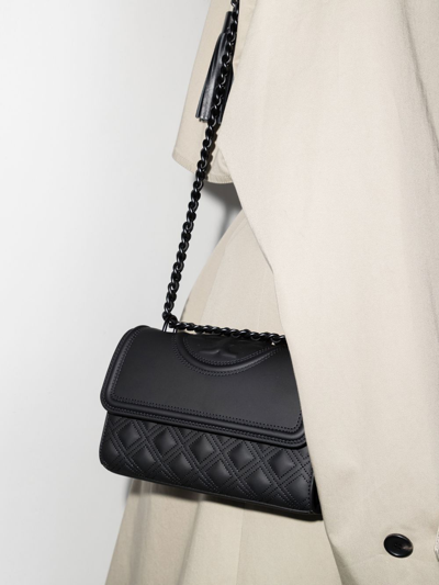 Tory Burch Embossed-logo Shoulder Bag In Schwarz