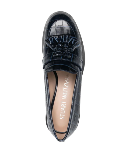 Stuart Weitzman Crocodile-effect Tasseled Loafers In Blau