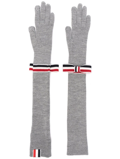 Shop Thom Browne Bow-detail Knit Gloves In Grey