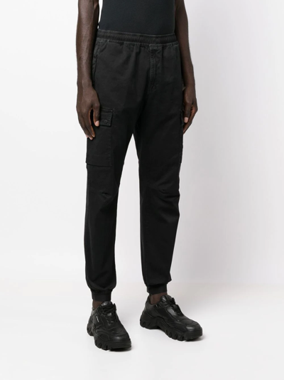 Shop Stone Island Compass-patch Cargo Trousers In Schwarz