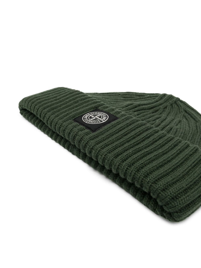 Shop Stone Island Compass-motif Ribbed Beanie In Grün