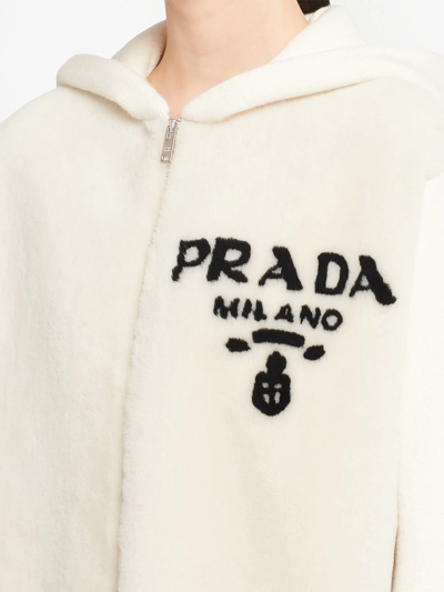 Prada Oversize-sweatshirt Aus Kaschmir Und Lammfell In Weiss