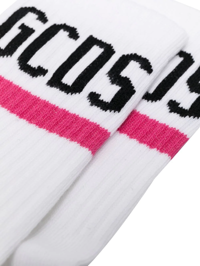 Shop Gcds Intarsia-knit Logo Socks In 白色