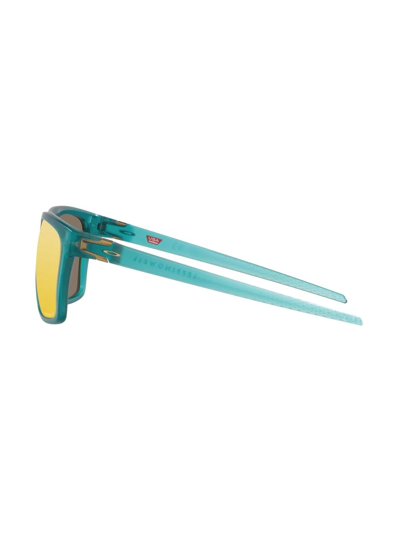 Shop Oakley Oo9100 Leffingwell Rectangle-shape Sunglasses In Blau