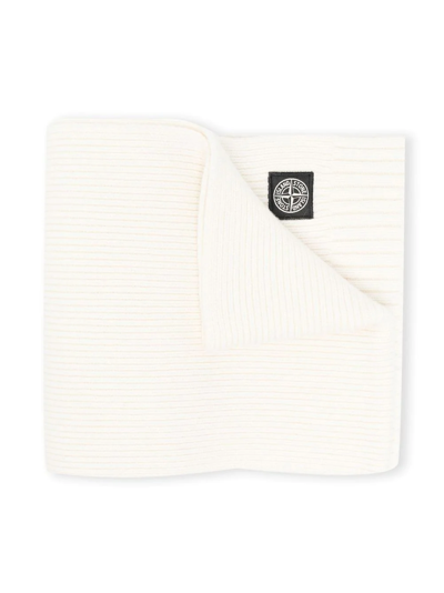 Stone Island Logo-patch Ribbed-knit Scarf In 白色