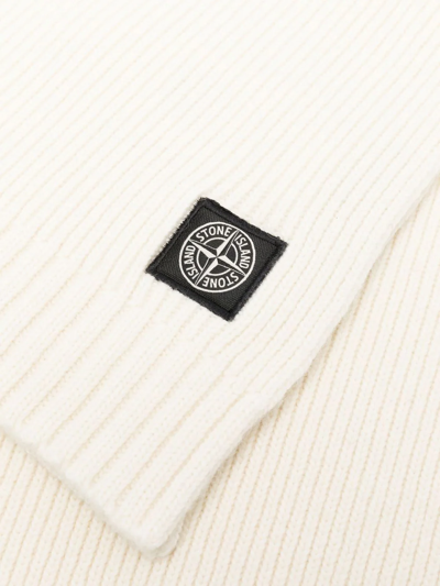 Stone Island Logo-patch Ribbed-knit Scarf In 白色