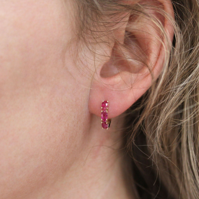 Pre-owned Jewelry By Arsa 1.5 Ctw Natural Deep Red Ruby 14k Yellow Gold Huggie 3 Stone Hoop Earrings 15 Mm