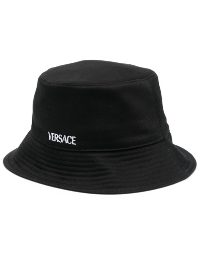 Shop Versace Logo-print Bucket Hat In Schwarz