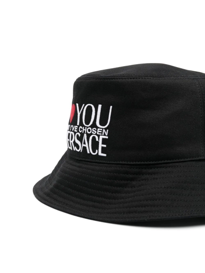 Shop Versace Logo-print Bucket Hat In Schwarz