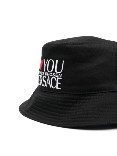 Versace Logo-print Bucket Hat In Schwarz