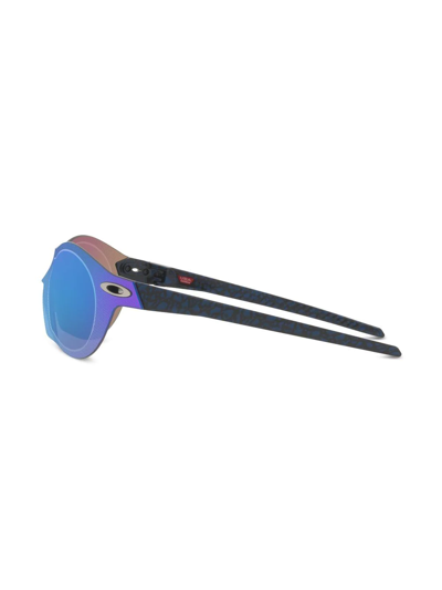 Shop Oakley Oo9098 Re:subzero Sunglasses In Blau