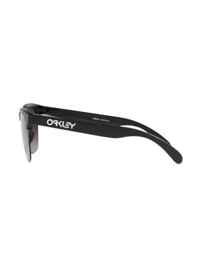 Shop Oakley Oo9374 Frogskins™ Lite Sunglasses In Schwarz