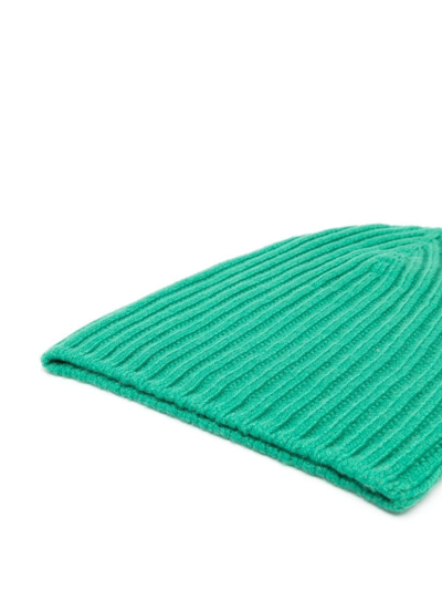 Shop Barrie Ribbed-knit Cashmere Beanie In Grün