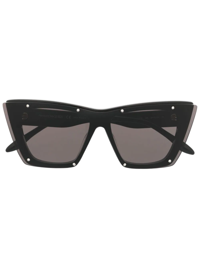 Shop Alexander Mcqueen Am0361 Cat-eye Frame Sunglasses In Schwarz