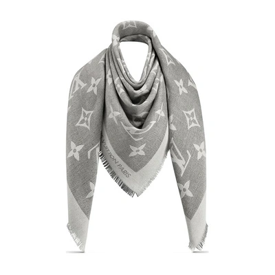Louis Vuitton on X: Extra emblematic. The Monogram Giant shawl